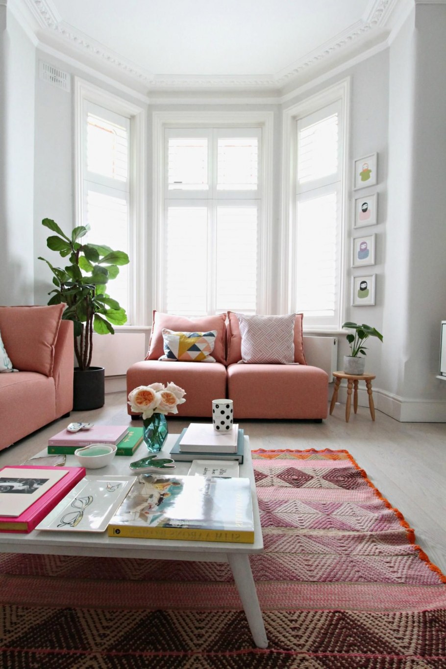 Интерьер гостиной в серо розовых тонах