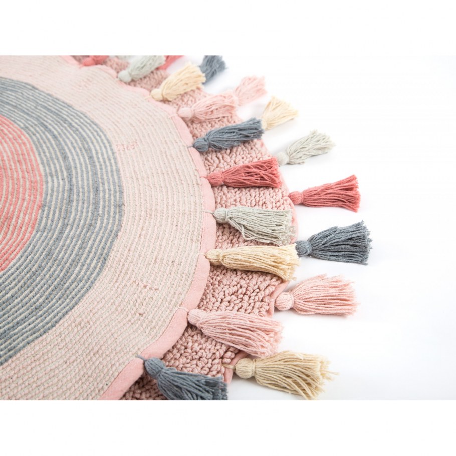 Пудрово розовый диван в интерьере