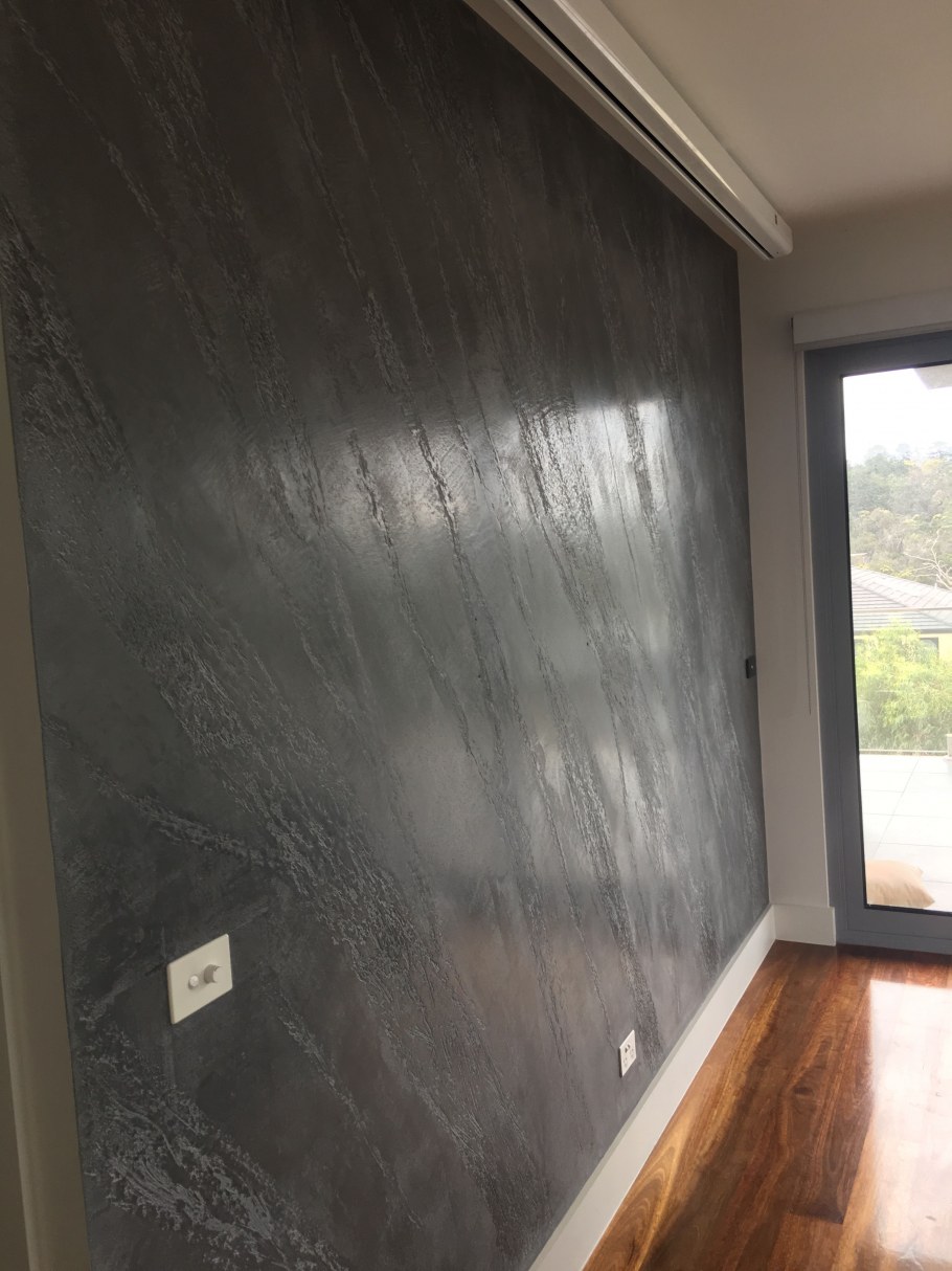 Отделка прихожей декоративной штукатуркой