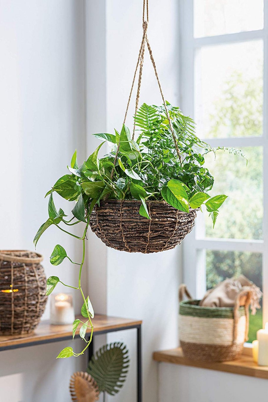 Кашпо с цветами на доме