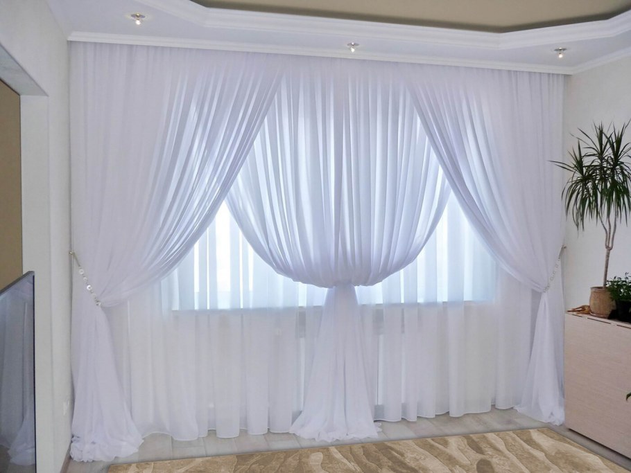 Коричневые шторы в спальне