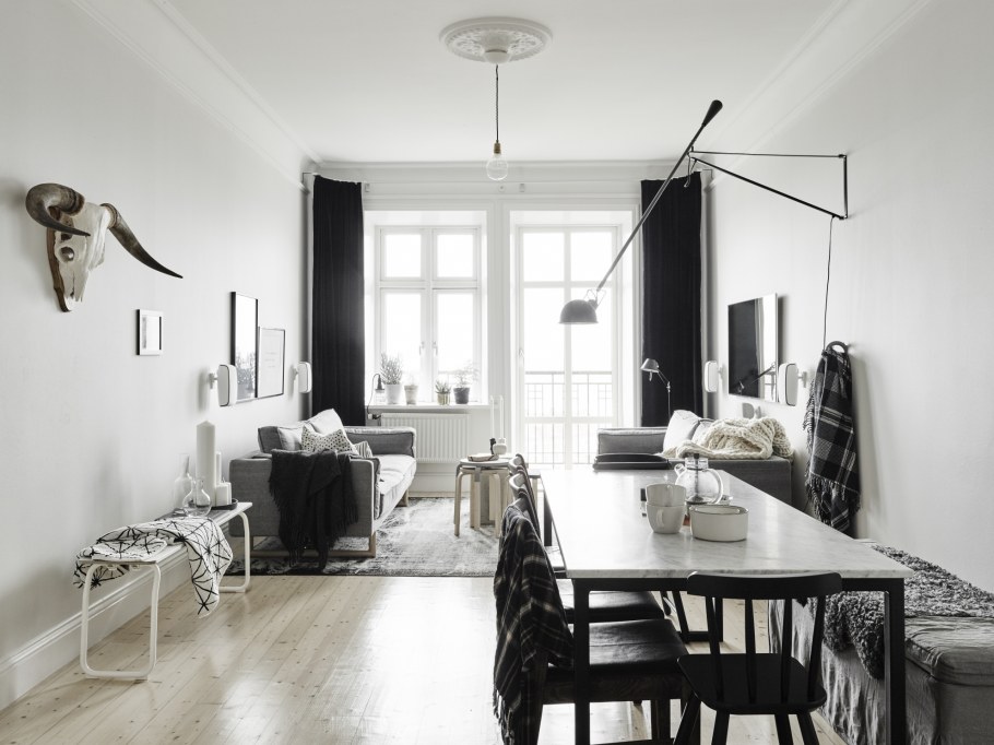 Графитовая стена в гостиной