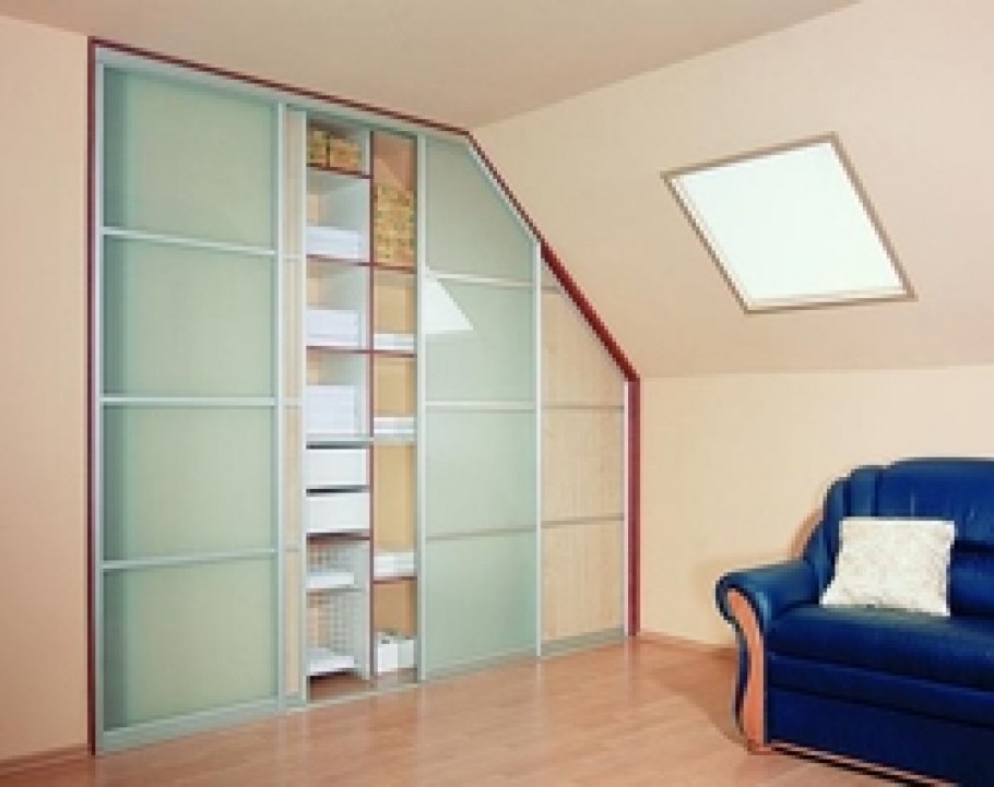 Встроенные шкафы на мансарде