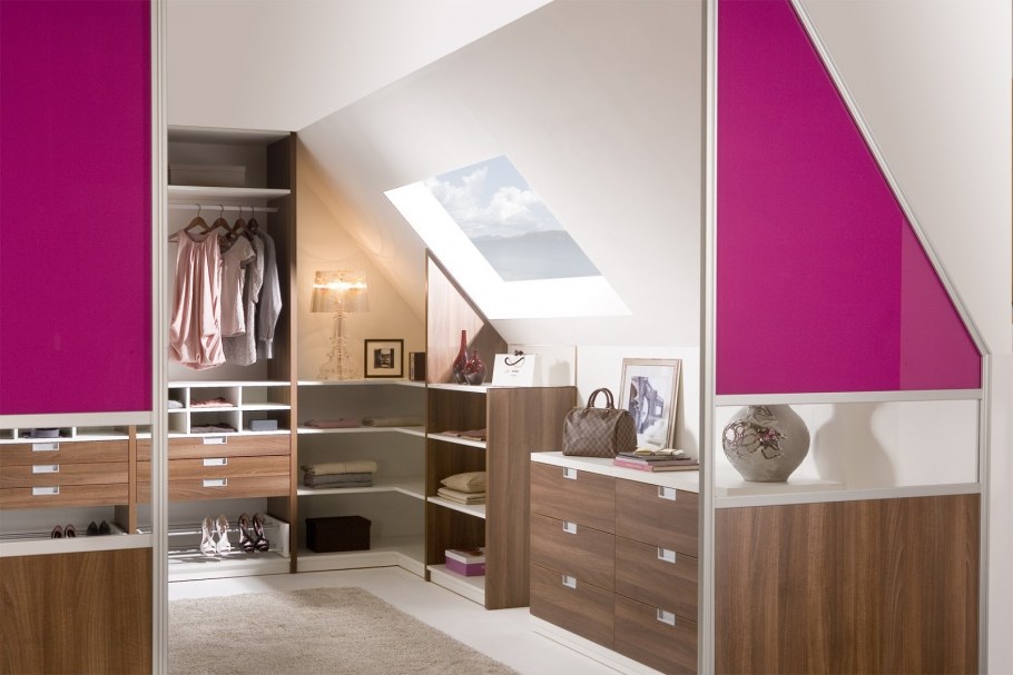 Встроенный шкаф на мансарде