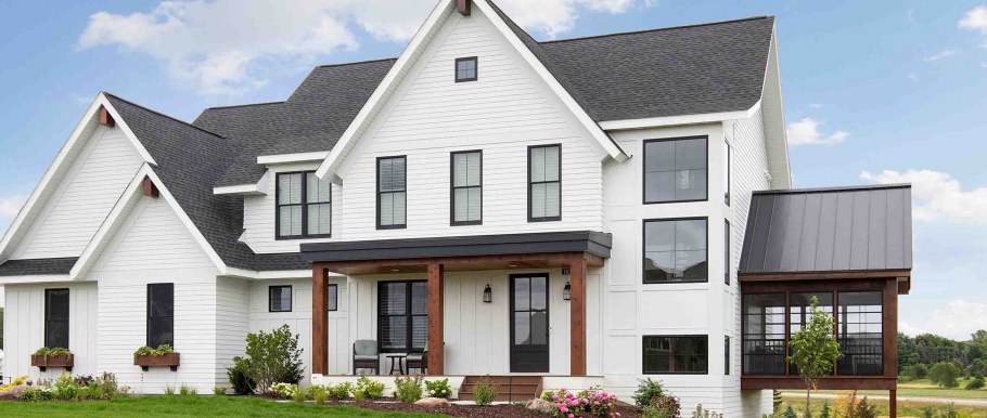 Светлый дом с белыми окнами