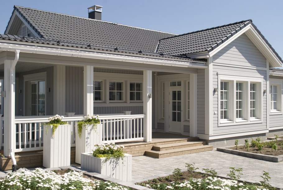 Белый деревянный дом