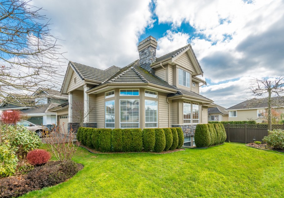 Красивый дом с газоном