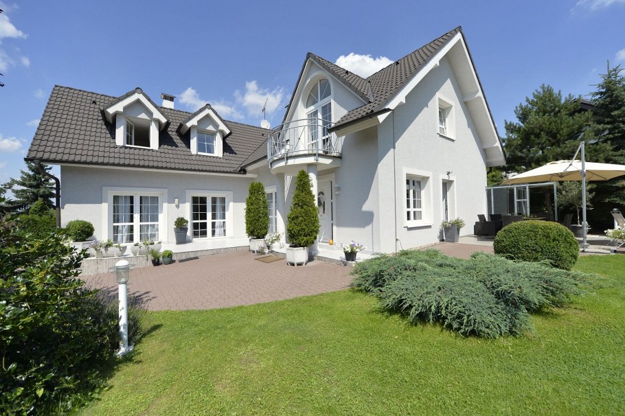 Светлый красивый дом снаружи