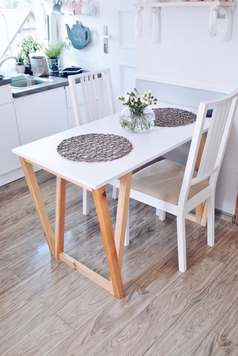 Столик в скандинавском стиле
