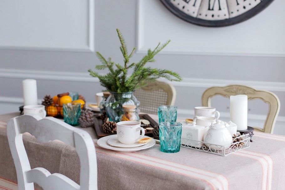 Сервировка с прозрачной посудой в скандинавском стиле