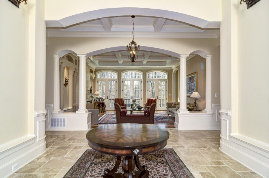 Дом с колоннами внутри