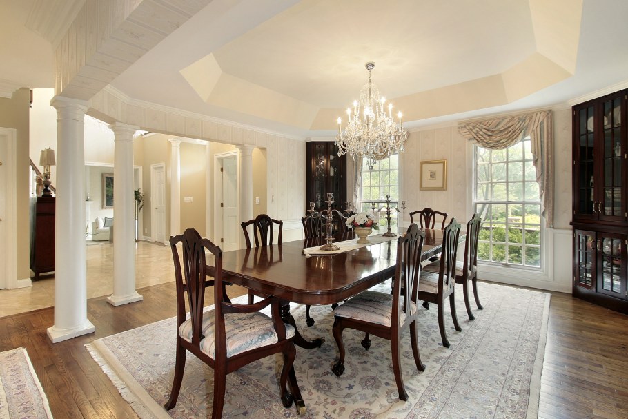 Гостиная с колоннами в частном доме