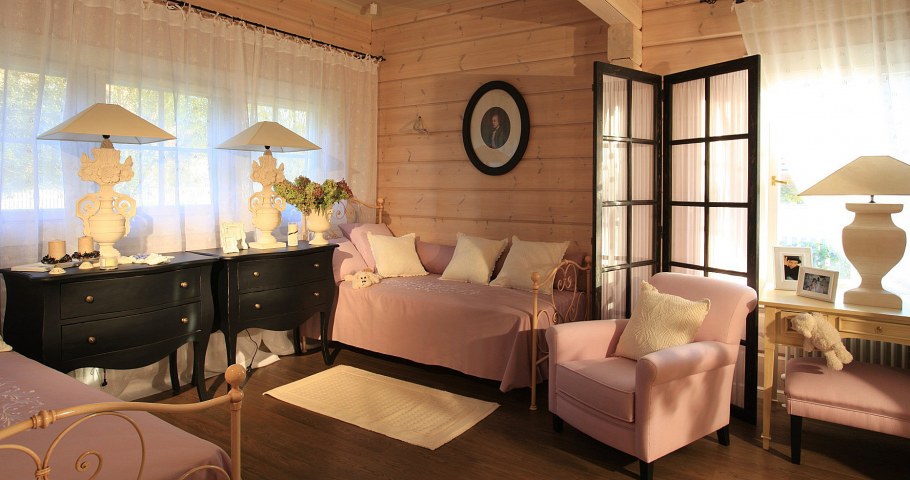 Спальня-гостиная в деревянном доме