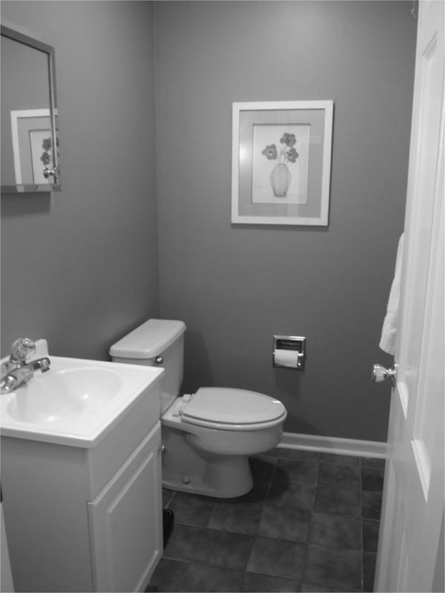 Серые стены в туалете