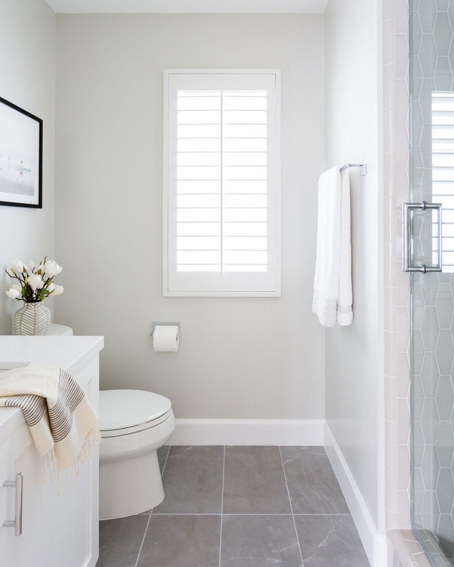 Белые стены в ванной