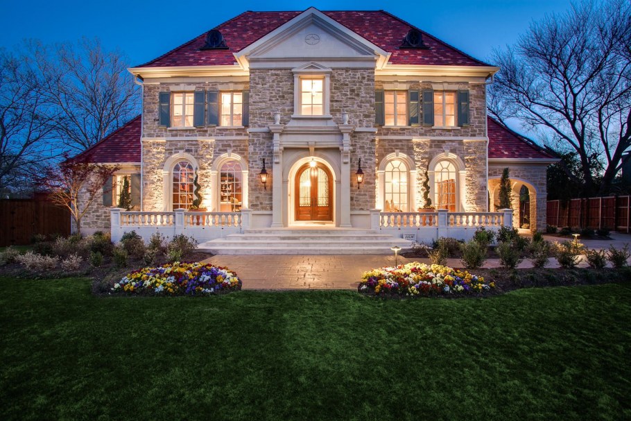 Богатый двухэтажный дом