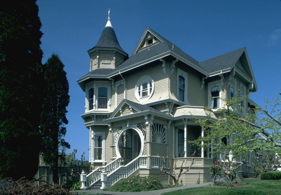 Двухэтажный особняк в викторианском стиле