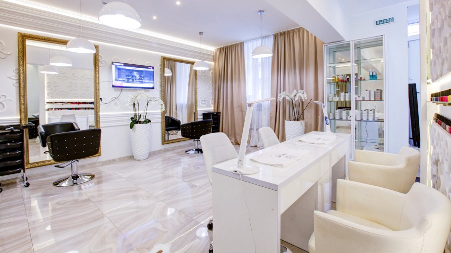 Интерьер салона красоты в светлых тонах
