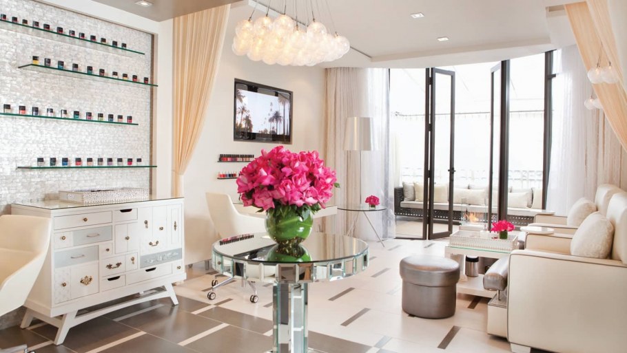Интерьер салона маникюра