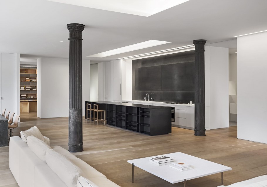 Колонны в интерьере спальни