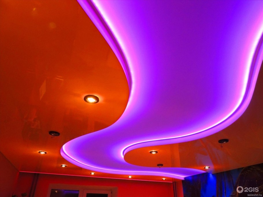 Натяжной потолок в ванной