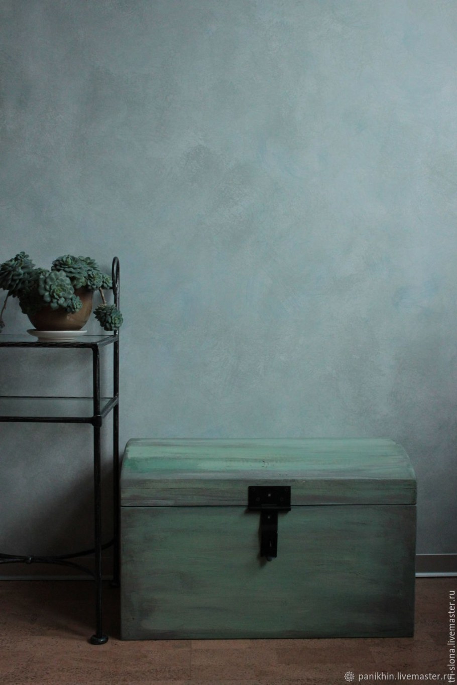 Столик в виде сундука