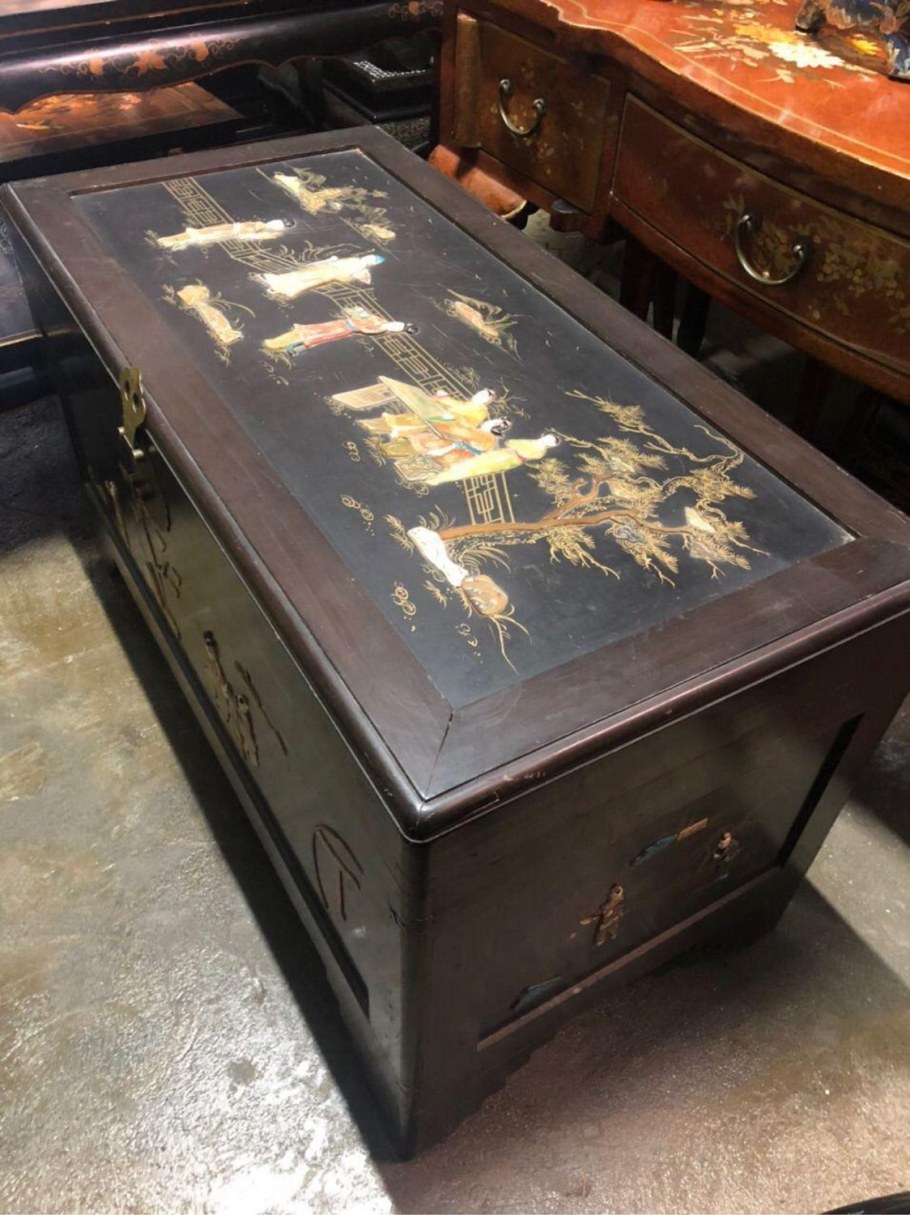 Старые чемоданы в интерьере