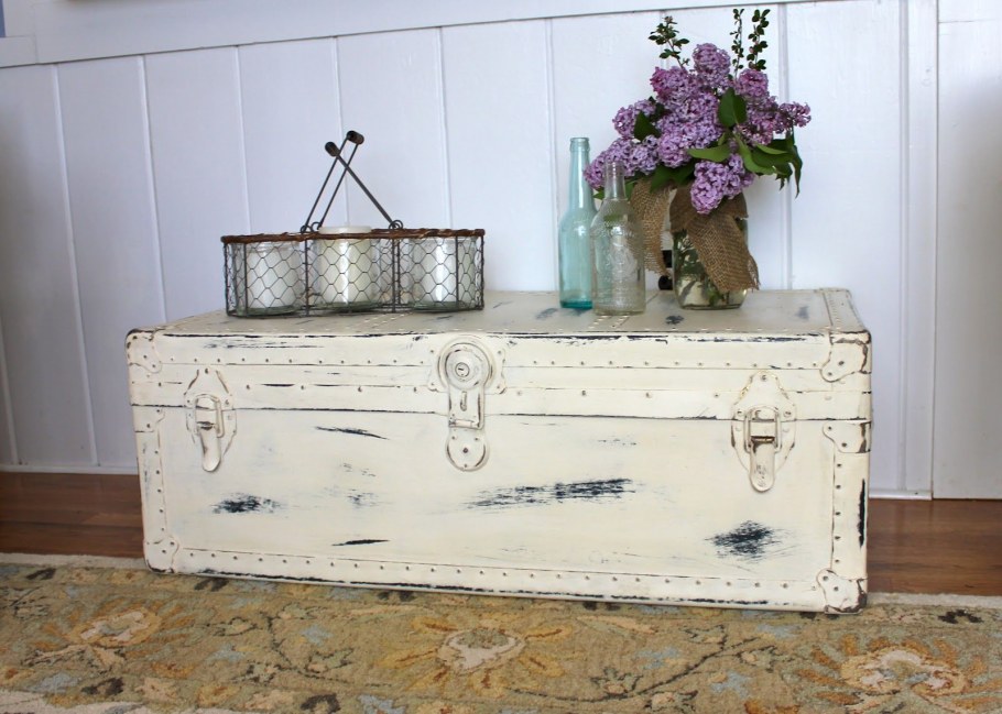 Старый сундук в интерьере прихожей