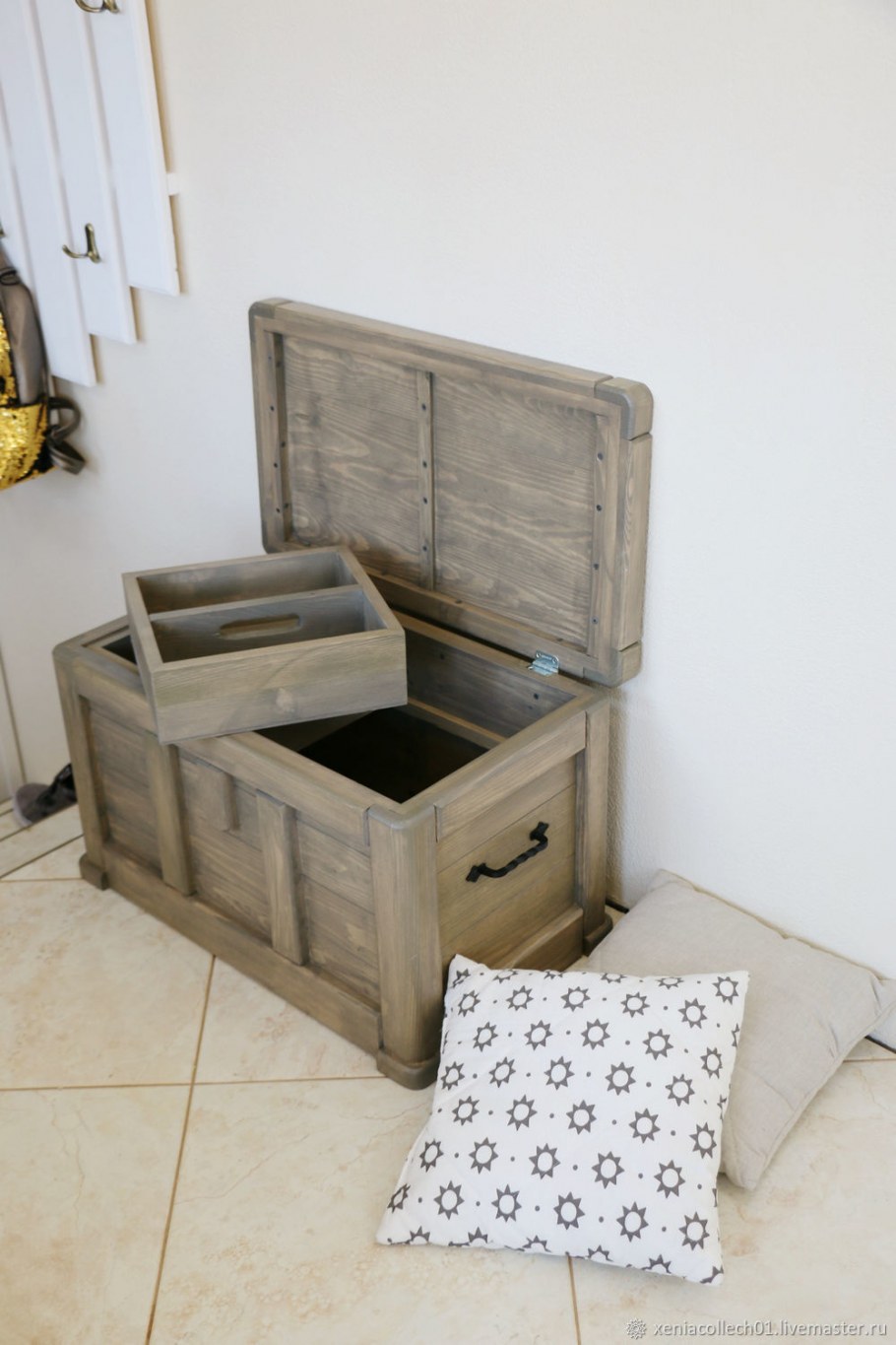 Сундук в интерьере спальни