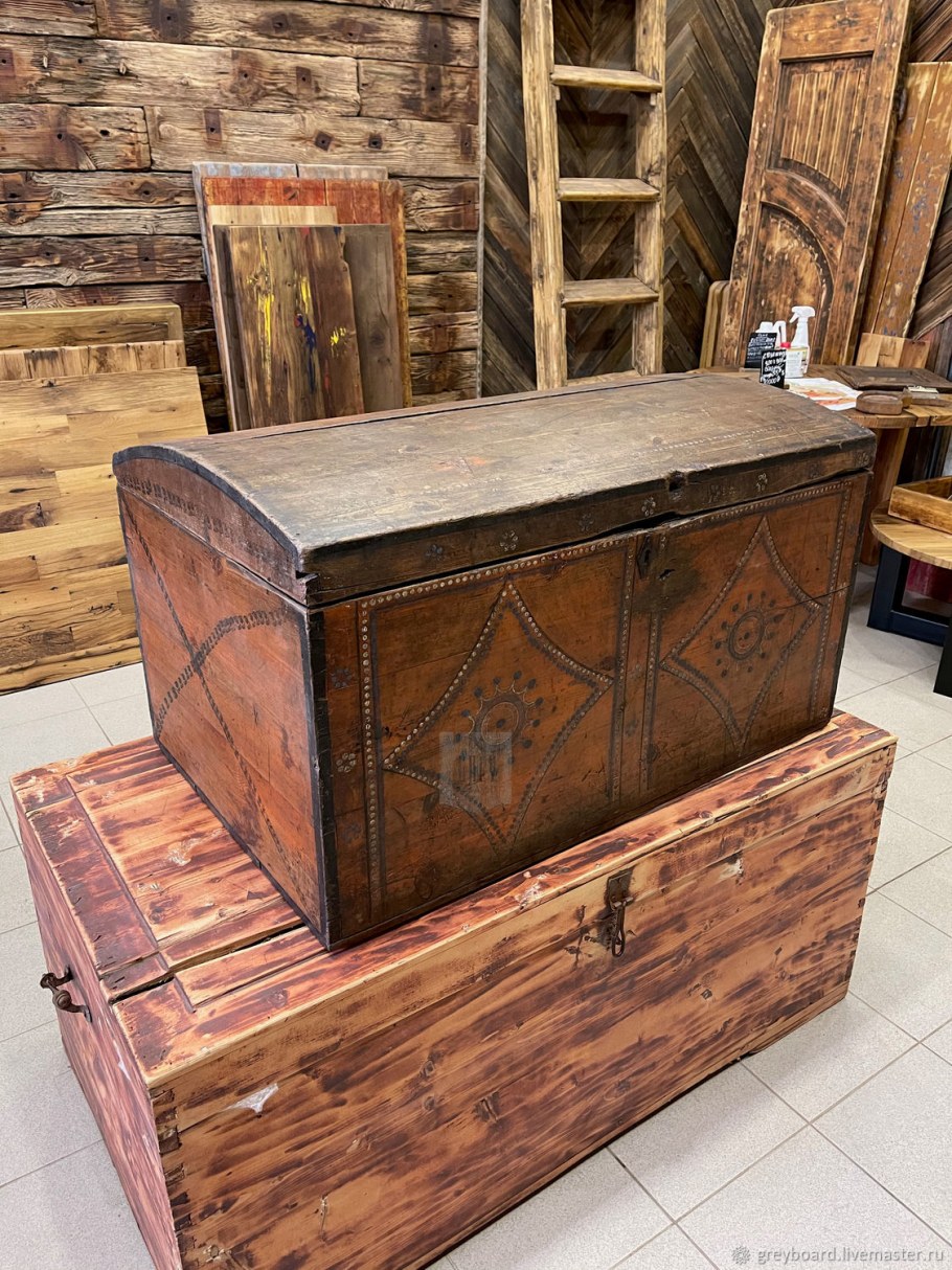 Сундук деревянный в интерьере