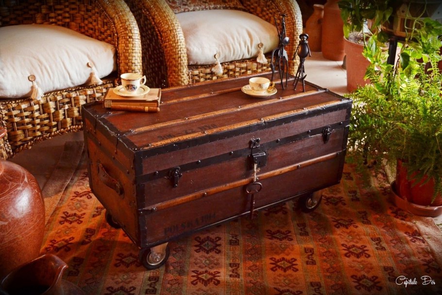 Сундук деревянный в интерьере
