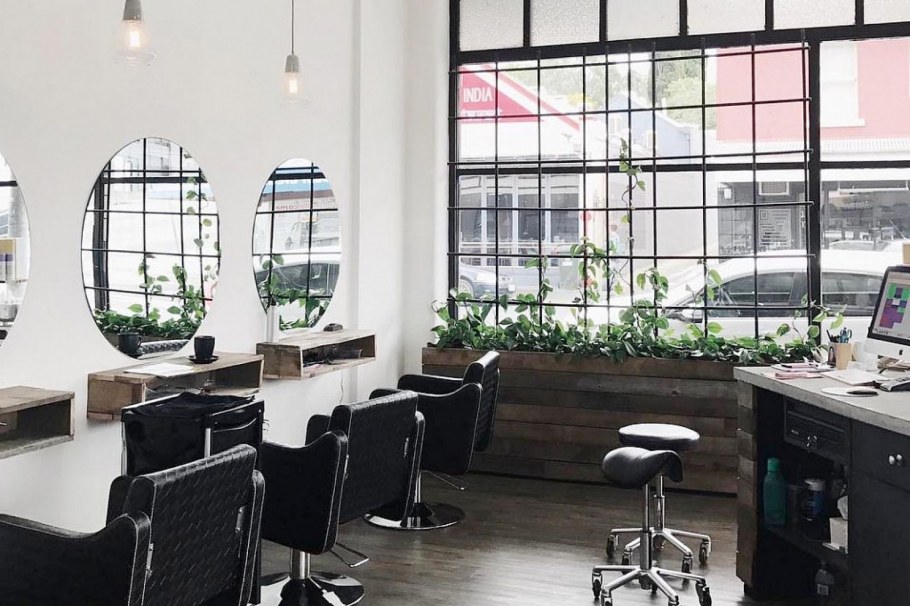 Салон красоты с панорамными окнами