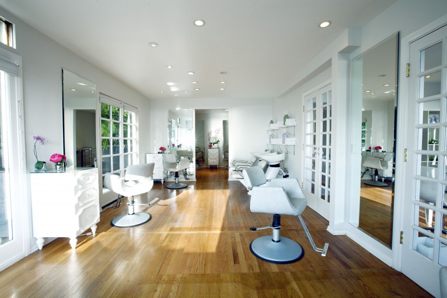 Интерьер белый и дерево студия красоты