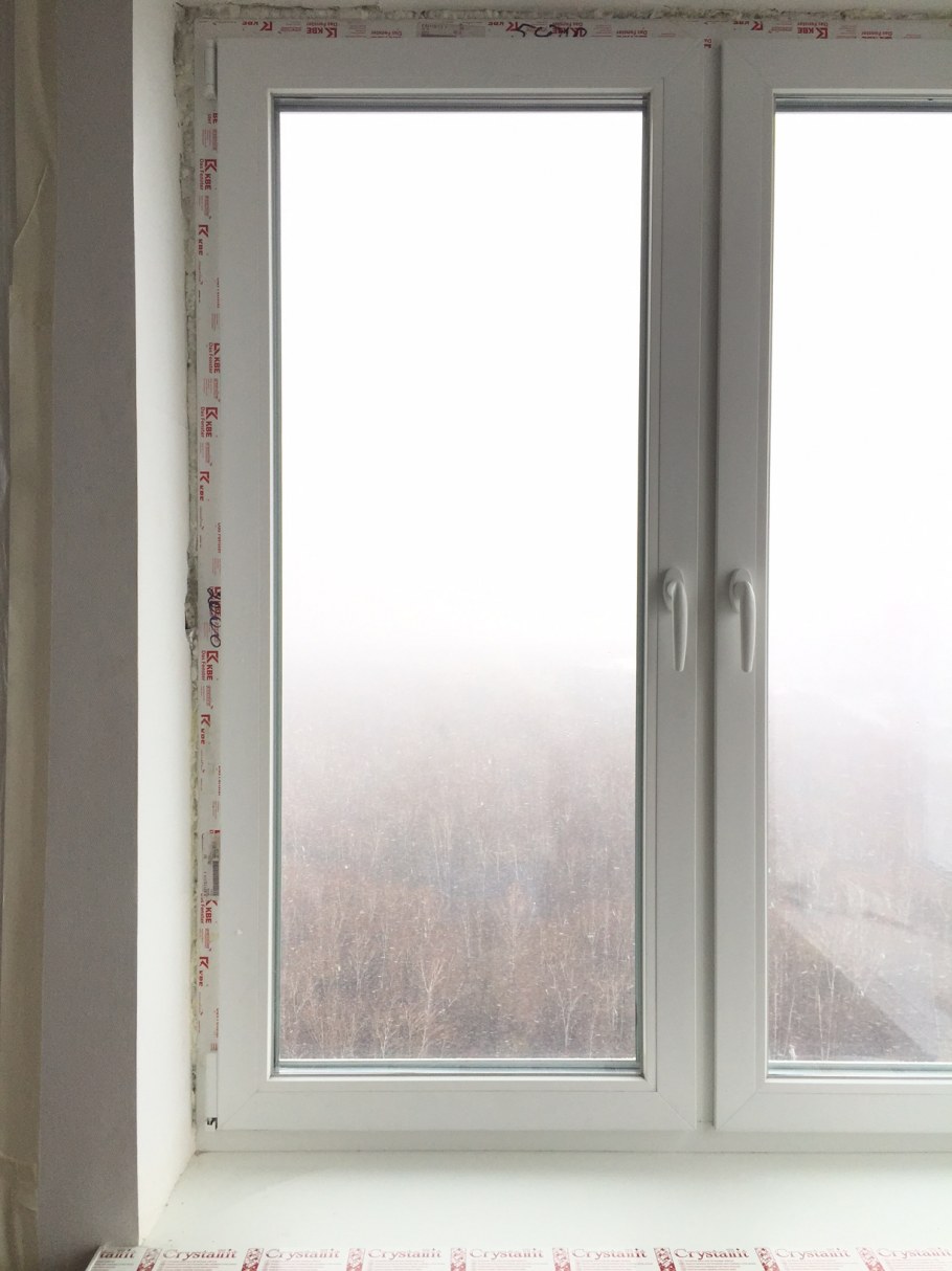 Серые откосы на окнах