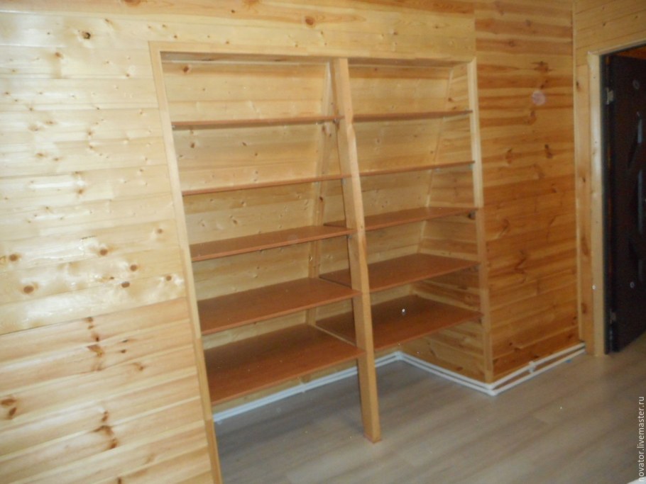 Книжные полки с камином мансарда