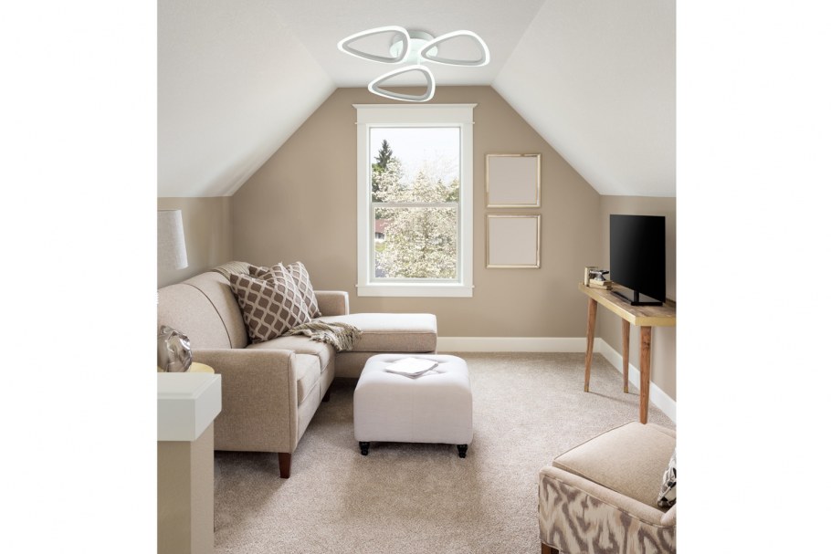 Стеллажи в мансардной комнате