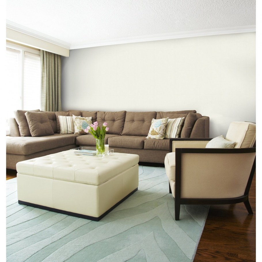 Бежевый диван в гостиной