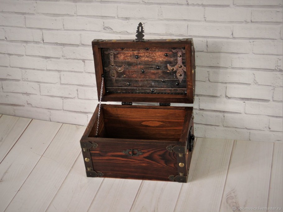 Старинный сундук