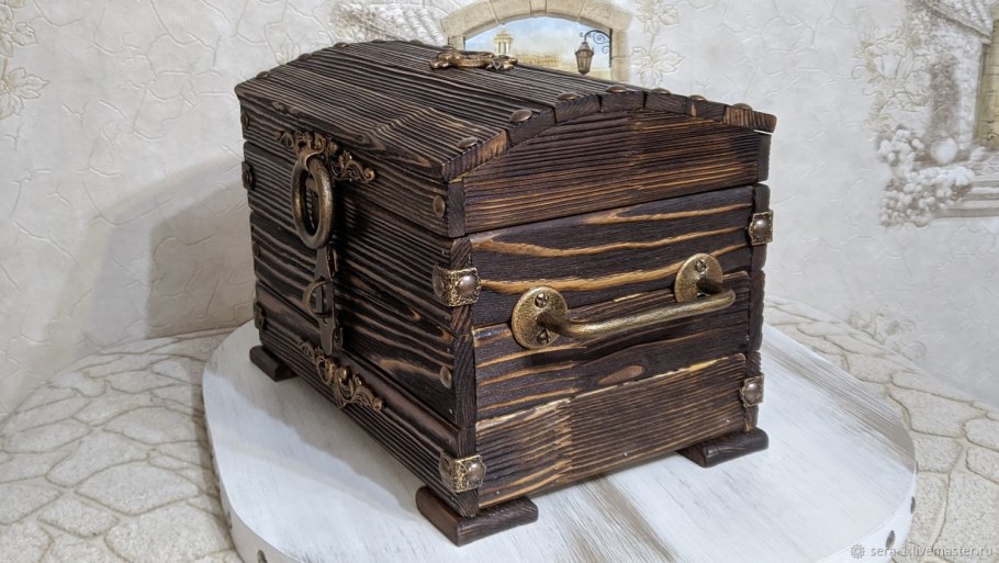 Старый сундук в интерьере