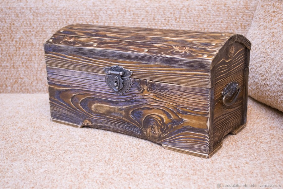 Сундук деревянный