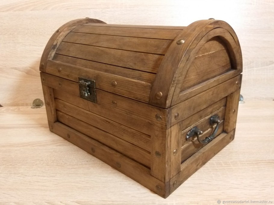 Сундук напольный деревянный