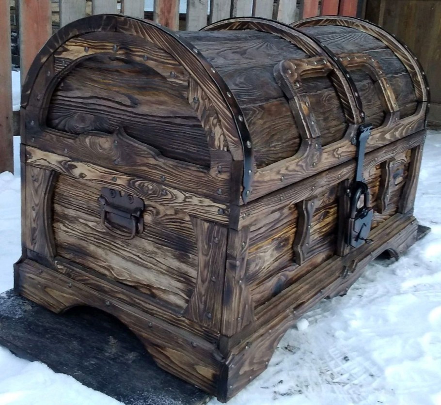 Сундук напольный деревянный