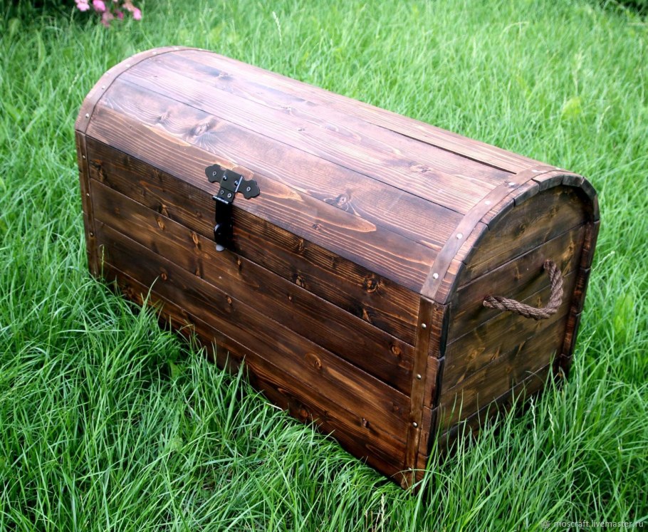 Сундук деревянный