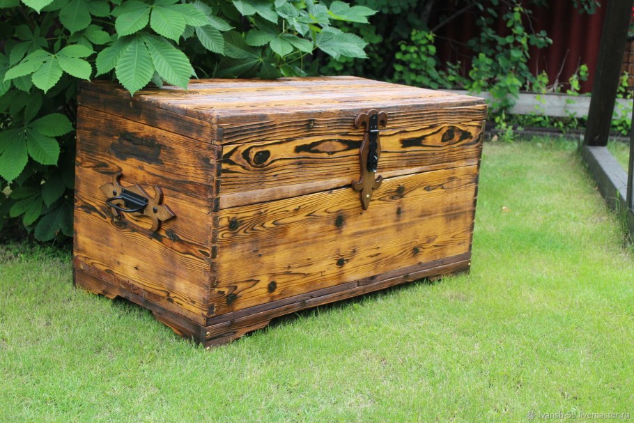 Сундук деревянный в интерьере