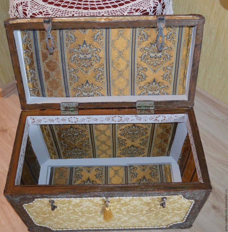 Старинные расписные сундуки