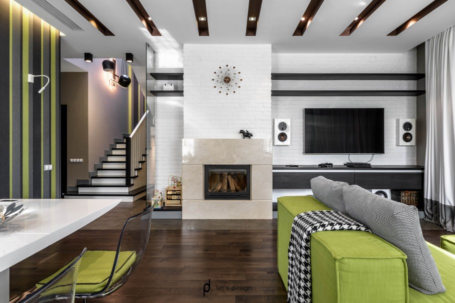 Гостиная столовая с лестницей