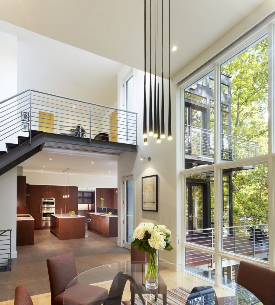 Гостиная с лестницей на второй этаж