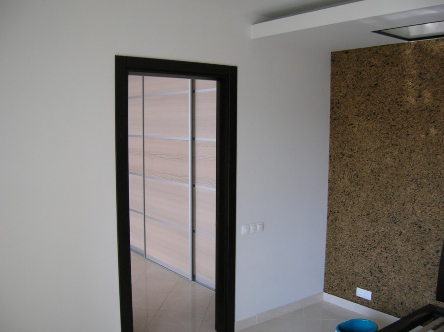 Отделка глубоких дверных проемов стеклом