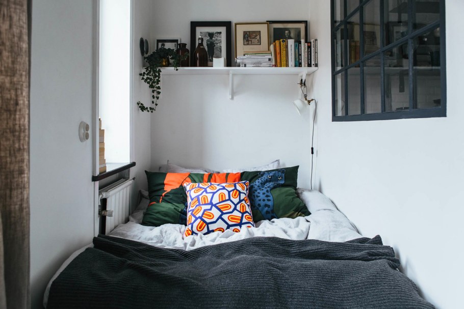 Интерьер спальни в современном стиле маленькая