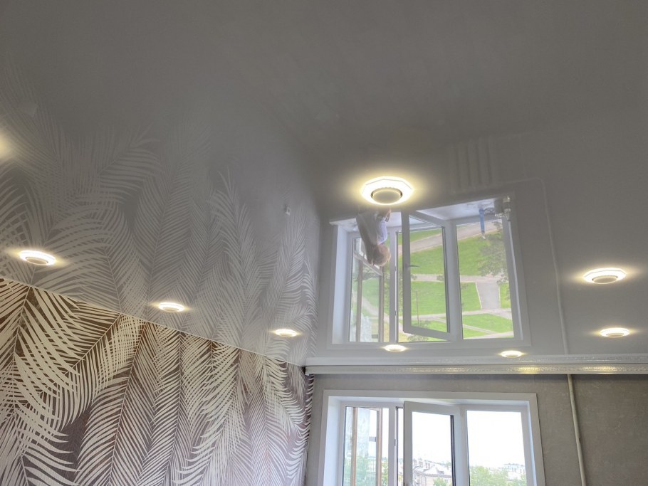 Простенькие натяжные потолки